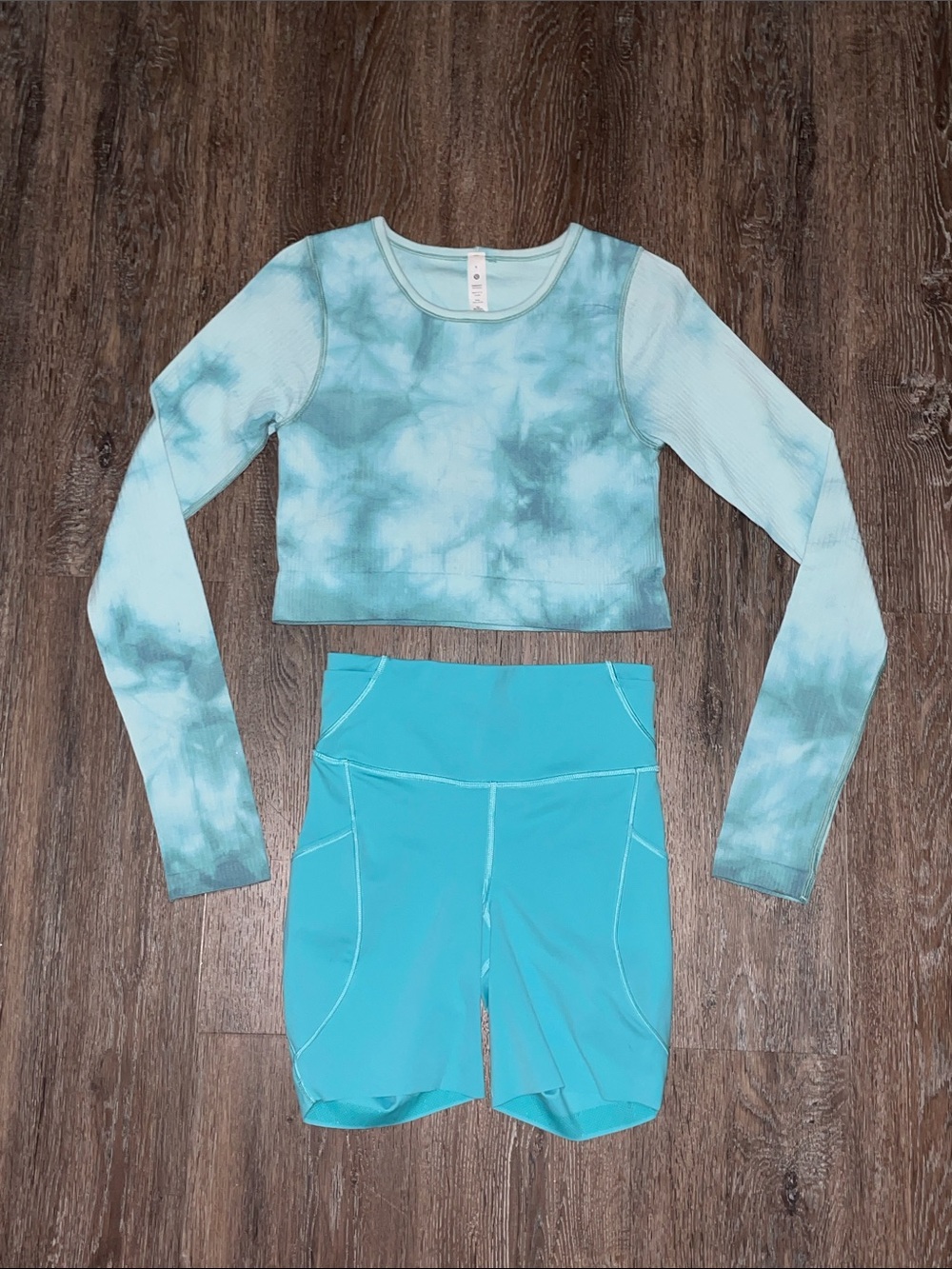Like New Lululemon Matching Turquoise (Tropics Tone) Set. Size Top 6/Bottom 4